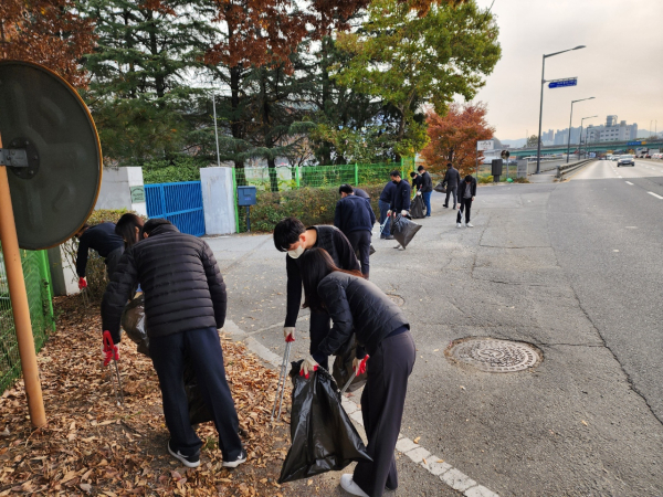 직원들이 세계 물의 날을 맞아 갑천변 환경정화활동을 하고 있다.
