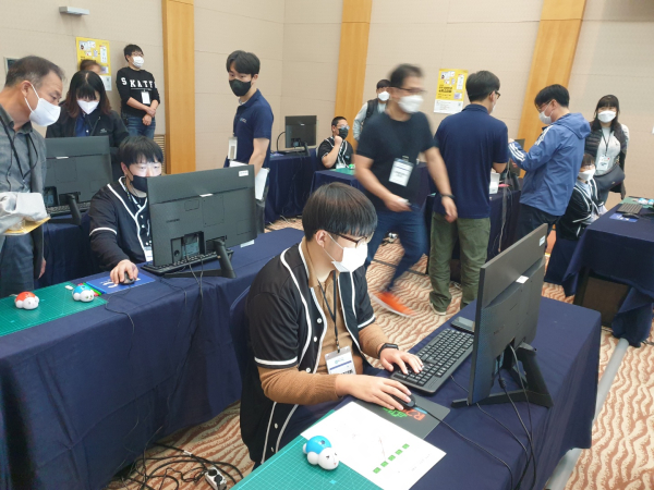 로봇코딩 종목 경기 중인 학생들