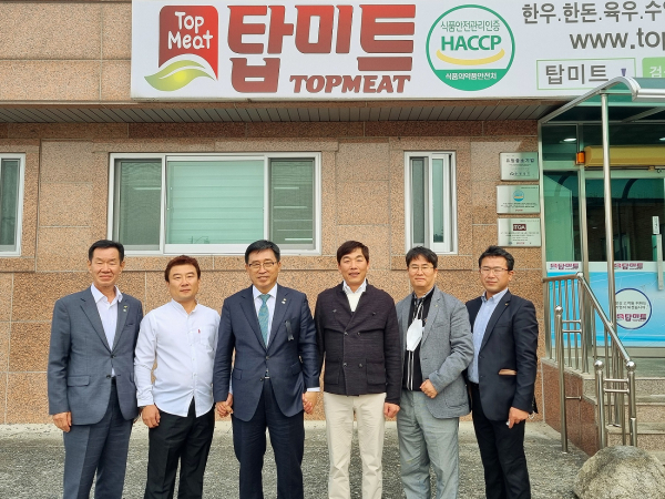 농업회사법인 탑미트(주) 현장 방문 사진 * 한국농수산식품유통공사 김춘진 사장(좌측3번째), 농업회사법인 탑미트(주) 권동욱 대표(우측3번째)