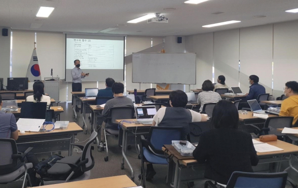 신소재공학과 김윤기 교수가 2022년 하반기 ‘어서와! 아두이노는 처음이지?’ 강좌 강의를 진행하고 있다.