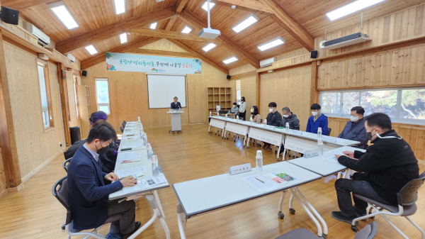 남태헌 한국산림복지진흥원장이 4일 경기 양평군 양동면 국립양평치유의숲 강당에서 무장애나눔길 준공식을 기념하여 축사를 하고 있다