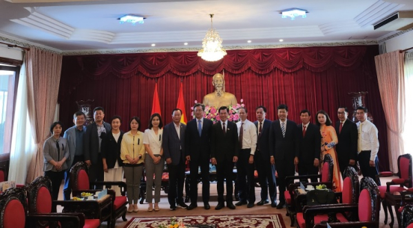 정용래 유성구청장(가운데)과 유성구 대표단이 1일 오전 베트남 동나이성을 방문해 응우옌 홍 린 당 서기와 만나 년짝현과의 교류협력 지원방안을 논의한 후 기념촬영을 하고 있다