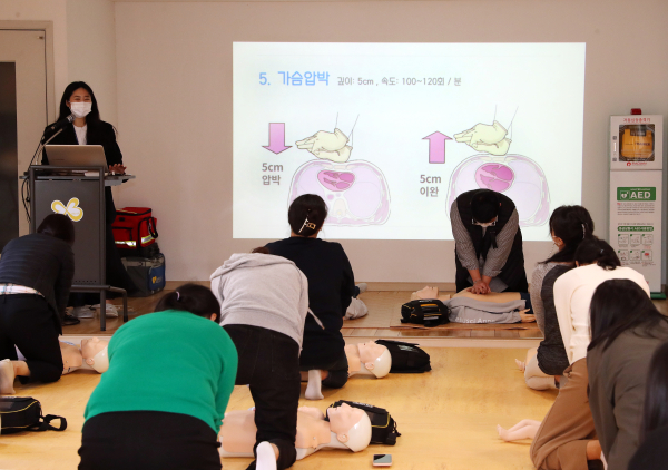 유성구 심폐소생술교육센터의 교육 모습