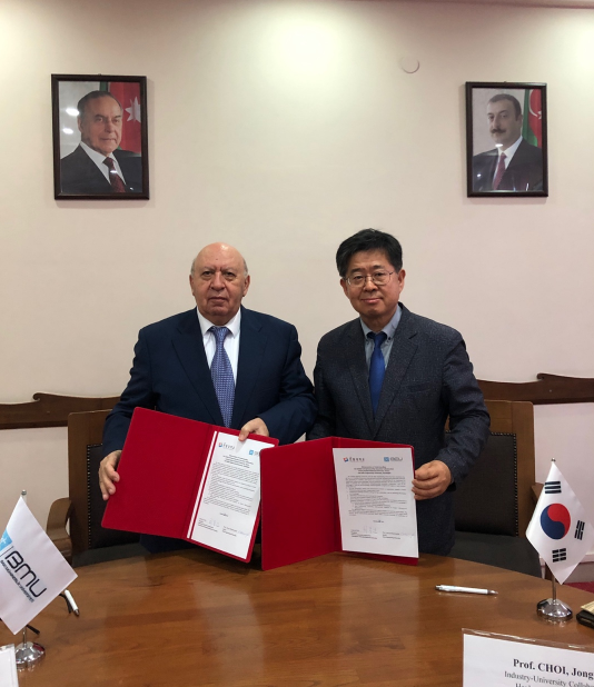 최종인 산학협력부총장(오른쪽)이 지난달 28일 아제르바이잔 바쿠공과대학교을 방문해 글로벌 창업교육, 정보교류, 기술사업화, 글로벌 캡스톤 디자인 등에 협력하는 산학협력 협약을 체결하고 하바르 맘마도프(Havar Mammadov) 바쿠공대 총장과 기념촬영