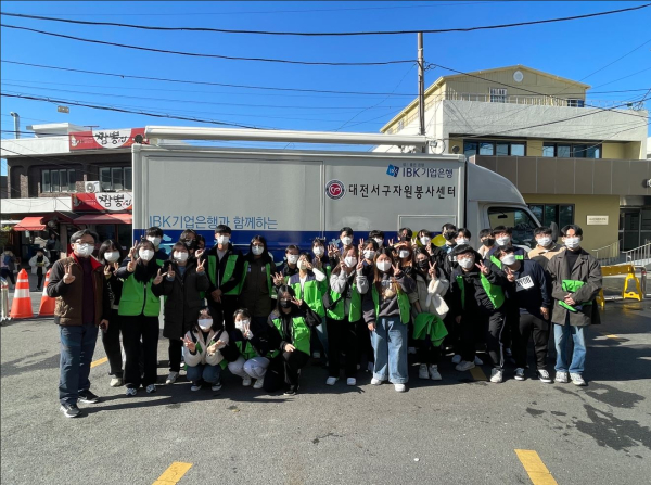 배재대 재학생 및 졸업생들이 지난 5일 용문동 일대‘사랑의 밥차’ 봉사활동을 마치고 기념사진을 촬영했다