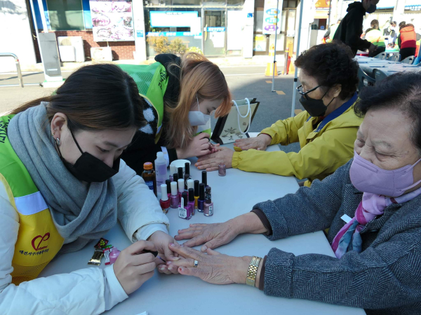 배재대 학생들이 어르신들에게 매니큐어 봉사활동을 펼쳤다