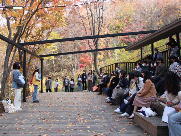 한국산림복지진흥원 직원이 3일 경북 청도군 운문면 국립청도숲체원 일대에서 산림복지 프로그램 현장 시연을 진행하고 있다