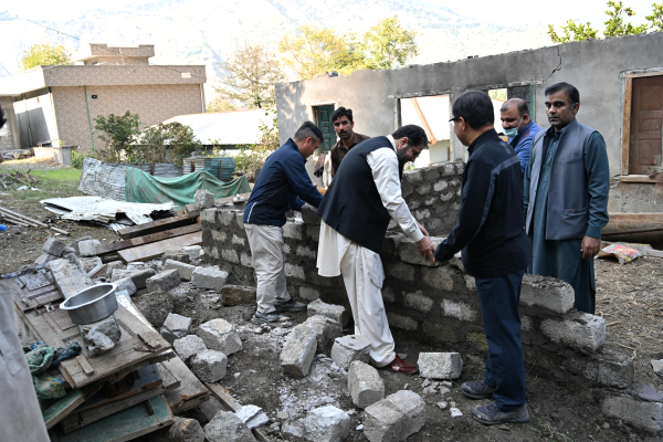한국수자원공사 자회사(Star Hydro Power Limited) 임직원들이 수해복구 봉사활동을 하고 있다.