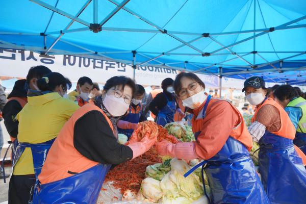 9일 오전 대전 엑스포 시민광장에서 진행된 ‘따뜻한 겨울나기 김장대봉사’ 참여