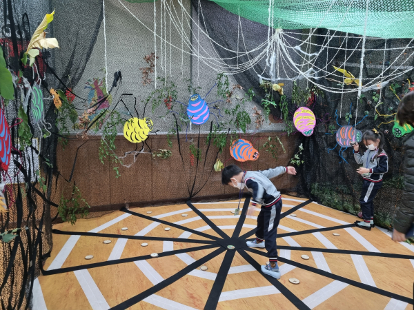 생태 놀이중심 테마체험은 거미를 직접 관찰