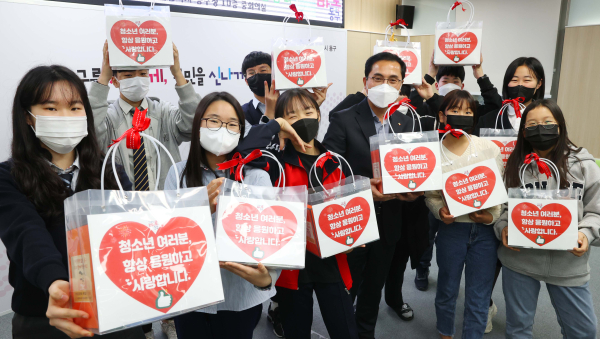 박희조 동구청장(사진 앞줄 왼쪽 네 번째)과 청소년참여위원회 위원들이 응원 선물을 들고 기념촬영