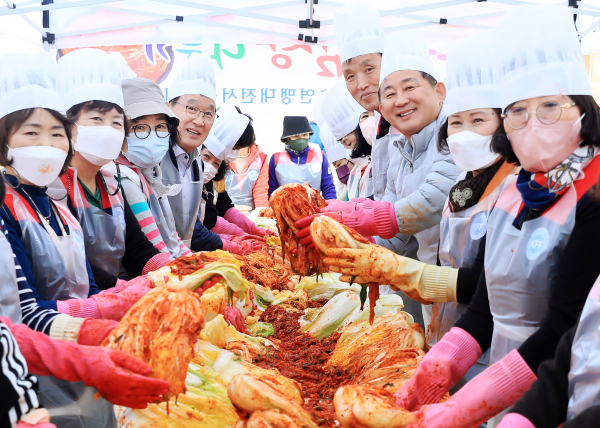 10일 용문동 선창교회에서 열린 ‘사랑의 김장 나누기’ 행사 사진