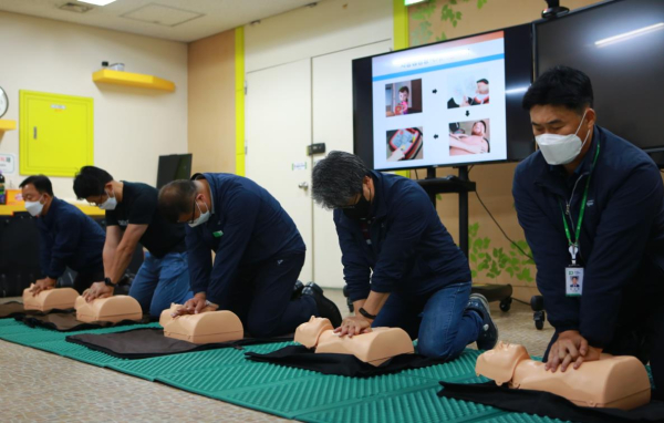 대전교통공사 직원들이 심폐소생술 등 응급처치 교육을 받고 있다
