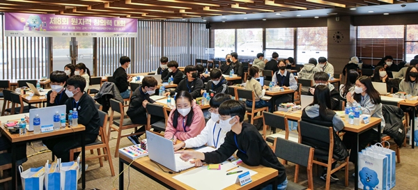 제8회 원자력 창의력 대회가 한국원자력연구원에서 지난 12일 개최됐다. 참가자들이 본선 답안지를 작성하고 있다.