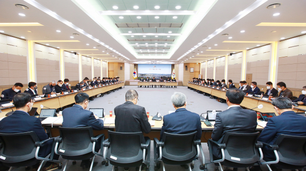 14일 확대간부회의에서 수능 안전 대책 만전을 강조 모습