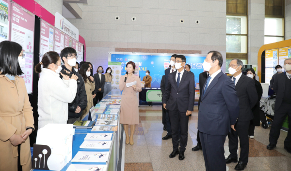 선문대 황선조 총장이 2022 주(主)·산(産)·학(學) 글로컬 선문 FESTIVAL에서 학생 작품 설명을 듣고 있다