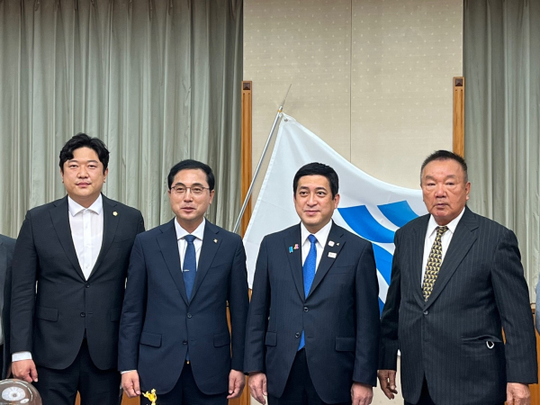 대전 동구청 일본충장사진 중  / 왼쪽부터: 박철용 동구의회의원, 박희조 동구청장, 시오타 고이치 가고시마현지사, 이와카와 토루 (주)일본위생센터 대표​