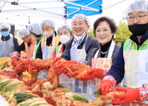 14일 샘머리공원에서 열린 서구자원봉사센터 김장나눔행사 장면