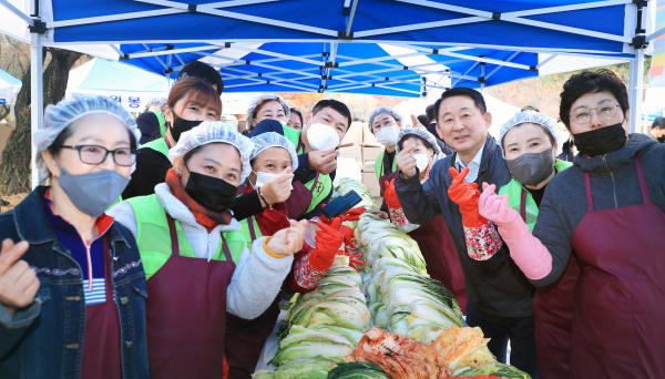 14일 샘머리공원에서 열린 서구자원봉사센터 김장나눔행사 장면