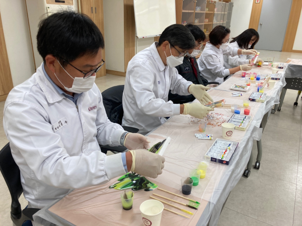 크라운제과 대전공장 직원들이 대덕문화관광재단이 진행한 토닥토닥 문화예술학교 프로그램의 미술치유수업에 참여해 작품 제작