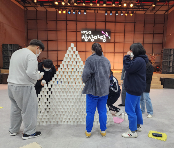컵 쌓기를 하는 학생들