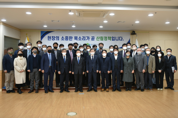 15일 대전 서구 둔산동 한국산림복지진흥원 대회의실에서 ‘산림청-한국산림복지진흥원 소통간담회’ 참석자들이 단체 사진을 찍고 있다. 앞줄 왼쪽 다섯 번째부터 남태헌 한국산림복지진흥원장, 남성현 산림청장, 최재성 한국산림복지진흥원 부원장. 산림청 한국산림복지진흥원 제공