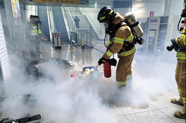 16일 대전도시철도 1호선 월드컵경기장역에서 지진에 의한 열차 탈선 및 화재 상황을 가정한 재난대응 안전한국훈련이 실시됐다.