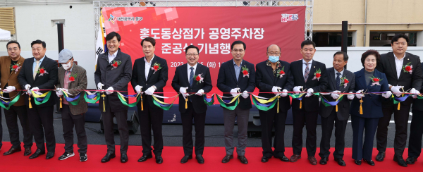 참석한 내빈들이 준공식 행사 기념촬영을 하고 있다.