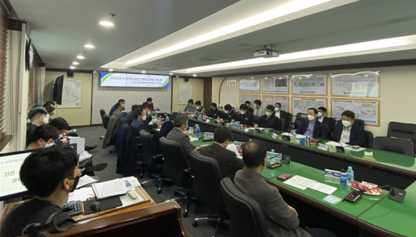 국가철도공단 및 협력사 관계자들이 17일 공단 회의실에서 ‘상생협력 간담회’를 시행하고 기념촬영