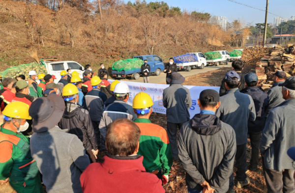 ‘사랑의 땔감 나누기’ 행사 모습