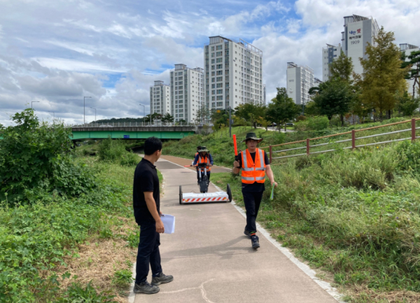 공단 관계자들이 진잠천 일원 자전거도로에서 지하공동 확인을 위해 GPR 탐사를 진행하고 있다.