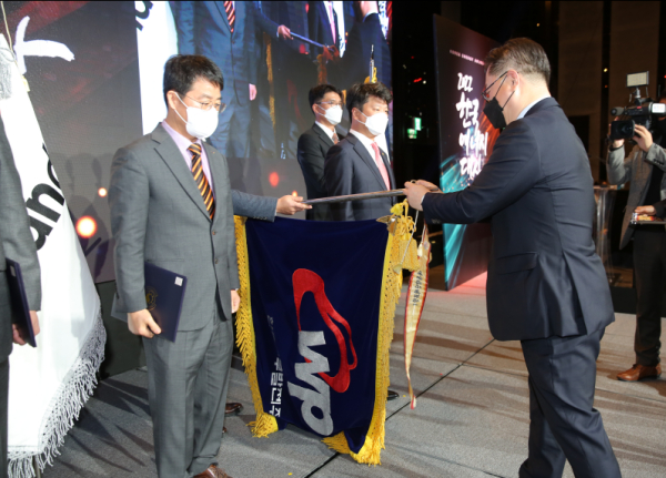 17일 열린 ‘2022년 한국에너지대상’ 시상식에서 서부발전 평택발전본부는 에너지절감에 기여한 공로로 대통령표창을 수상했다. 표창을 받은 정문용 서부발전 평택발전본부 기력발전실장(왼쪽에서 첫 번째)