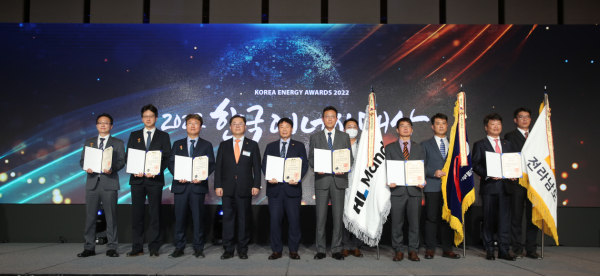 지난 17일 열린 ‘2022년 한국에너지대상’ 시상식에서 서부발전 평택발전본부는 에너지절감에 기여한 공로로 대통령표창을 수상했다. 표창을 받은 정문용 서부발전 평택발전본부 기력발전실장(오른쪽에서 네 번째)