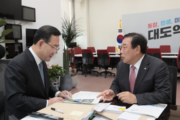 왼쪽부터 주호영 원내대표를 찾은 최민호 시장