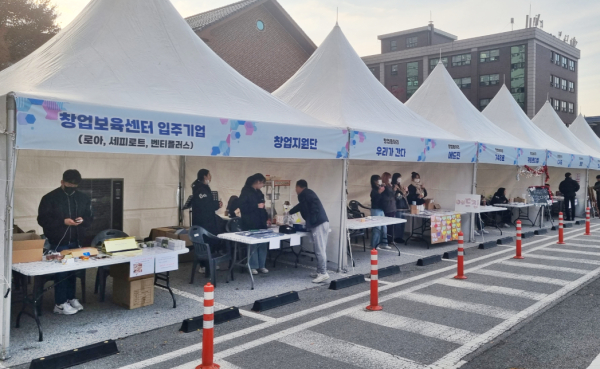 백석대 창업지원단이 개최한 창업 플리마켓 부스 모습. 입주기업들이 참여했다.