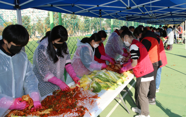 텃밭에서 학생들이 수확한 배추로 김장 담궈 이웃과 나눔 행사 모습