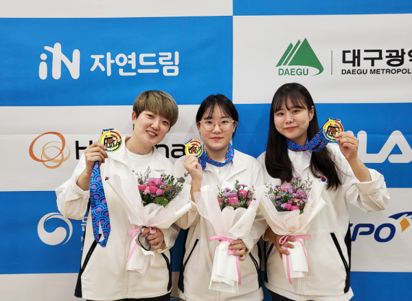 제15회 대구 아시아공기총선수권대회에서 획득한 메달을 들고 기념사진을 찍는 모습(왼쪽부터 이은서, 금지현, 조은영 )