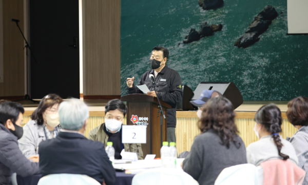 태안종합실내체육관에서 열린 태안발전 100인 토론회 모습.