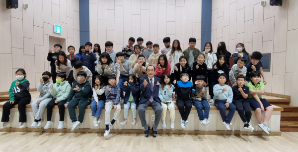 유병권 청양군 명예군수 가남초에 장학금 기탁 단체사진