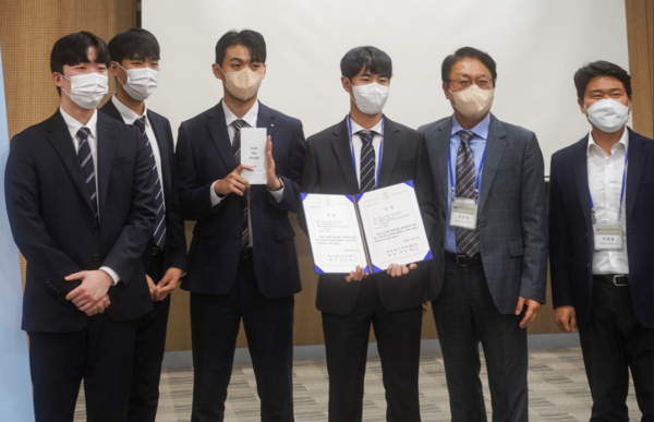 대한설비공학회 ‘제10회 HVAC 경진대회’에서 은상을 수상한 B.F팀(김범수, 권두현, 변상운, 황준호)과 박병용 지도교수(오른쪽 첫 번째)가 대한설비공학회 제34기 차기회장 최준영 박사(오른쪽 두 번째)와 기념촬영