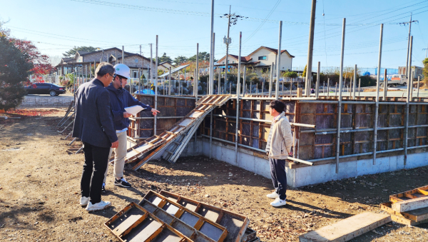 서산시청 직원이 건축 현장에서 기술지원 서비스를 제공하고 있다
