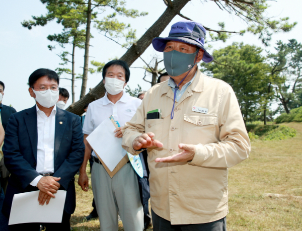 지난해 김현모 당시 문화재청장의 안흥진성 방문 시 현장 설명 중인 가세로 군수(2021. 8. 11.).
