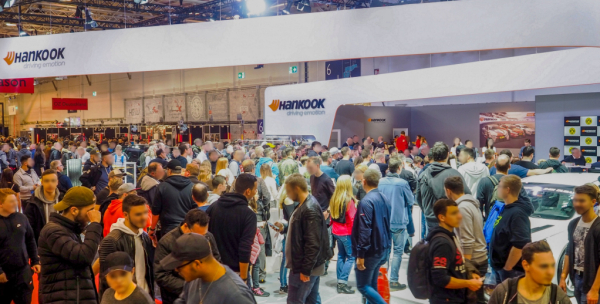 지난 2019년 에센 모터쇼 행사에서 한국타이어 전시 부스를 찾은 관람객들 모습
