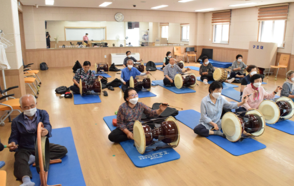 군내 경로당 122곳에서는 건강, 취미, 여가 프로그램 제공 모습
