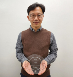 조부승 KISTI 과학기술연구망센터장이 SCinet Spirit of Innovation Award 상패를 들고 있다.