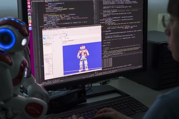 ETRI 연구진이 인공지능 원천기술을 연구개발하는 모습