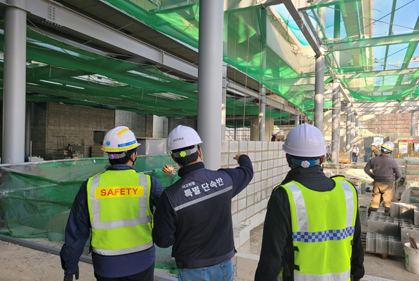 충청본부 관계자들이 22일 서해선 4공구 현장을 찾아 동절기 대비 안전점검을 시행하고 있다.