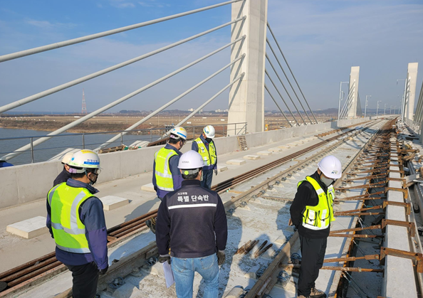 충청본부 관계자들이 22일 서해선 4공구 현장을 찾아 동절기 대비 안전점검을 시행하고 있다.