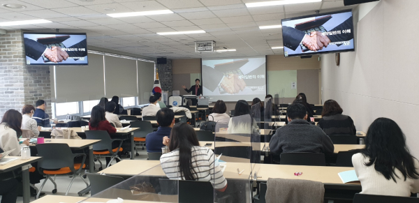 22일 세종시교육청 소속 지방공무원들이 세종교육원에서 열린 2022 지방공무원 계약 실무 과정에 참여하고 있다.