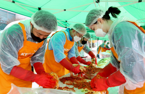 사진은 지난 22일 서울시 성동구청 광장에서 열린 나눔 행사에서 이상학 KT&G 지속경영본부장(왼쪽 두 번째) 등 임직원들이 김장 봉사에 참여하고 있는 모습